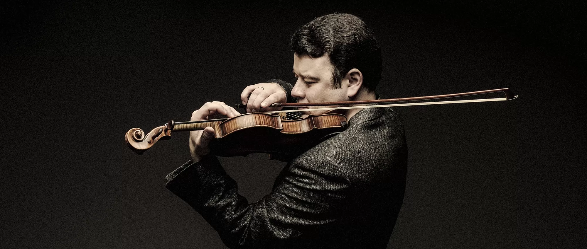 Vadm Gluzman playing his violin