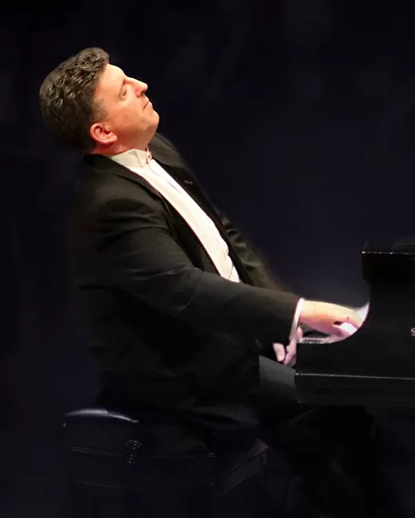 Jeffrey Biegel playing the piano