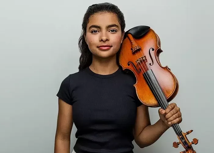 Violinist Amaryn Olmeda holding her instrument